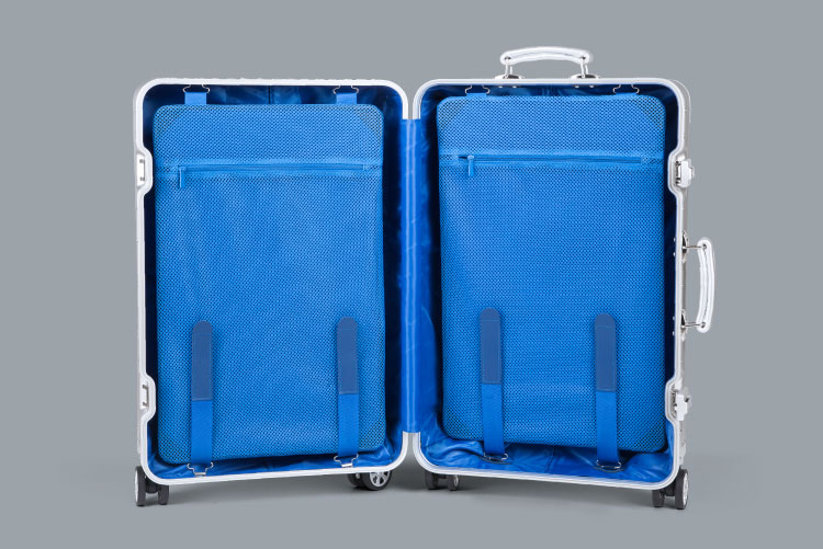 Spatiul interior al valizei Kruger & Matz are o captuseala albastra si compartiment spatios pentru lucrurile personale. Usurinta la facutul bagajelor este sporita de cele doua curele Velcro ajustabile ce separa lucrurile impachetate, putand fi folosite si pentru depozitarea lucrurilor de mici dimensiuni.