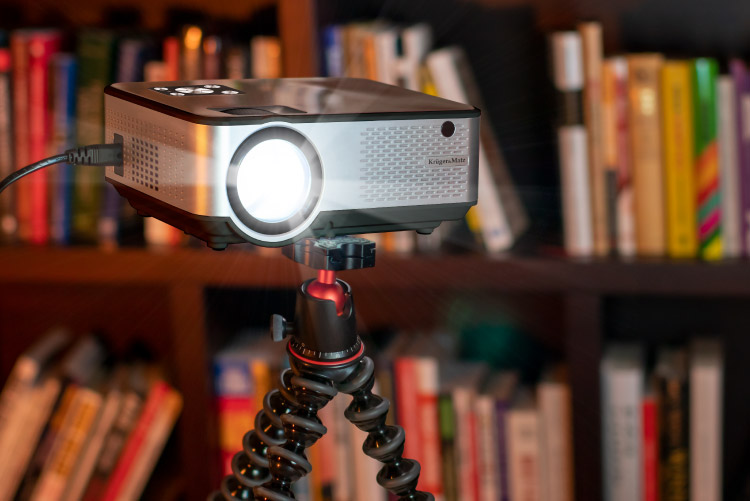 Proiector cu montaj pe trepied Proiector LED Kruger&Matz cu montaj pe trepied