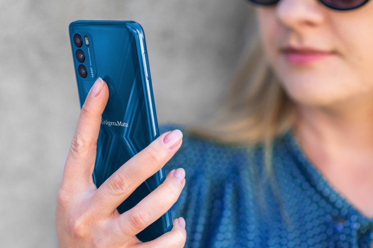 Confort si siguranta Smartphone cu Face ID si cititor amprenta