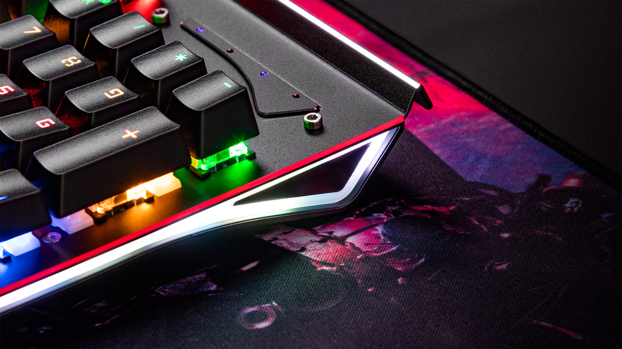 Carcasa pentru GK-100 este realizata din aluminiu negru, astfel produs are un plus de rezistenta, dar arata si bine. Tastatura, datorita iluminarii tastelor va arata deosebit, potrivindu-se perfect cu celelalte produse de gaming de la Kruger&Matz.  