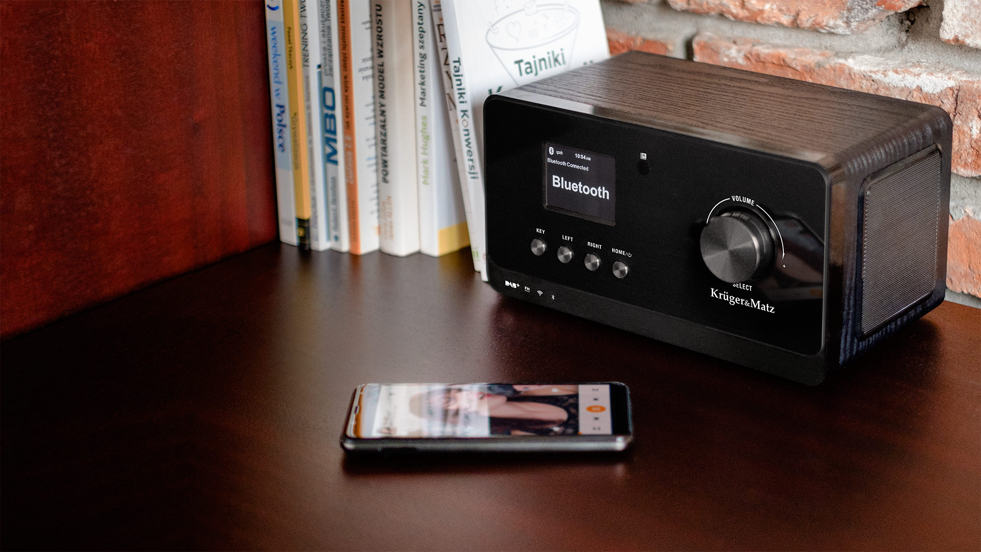 Asculta playlistul tau Vrei sa asculti playlistul preferat salvat pe telefon sau pe MP3 player? Conecteaza dispozitivele prin portul AUX sau prin conexiunea Bluetooth si foloseste puterea difuzoarelor radio-ului cu internet KM 816.