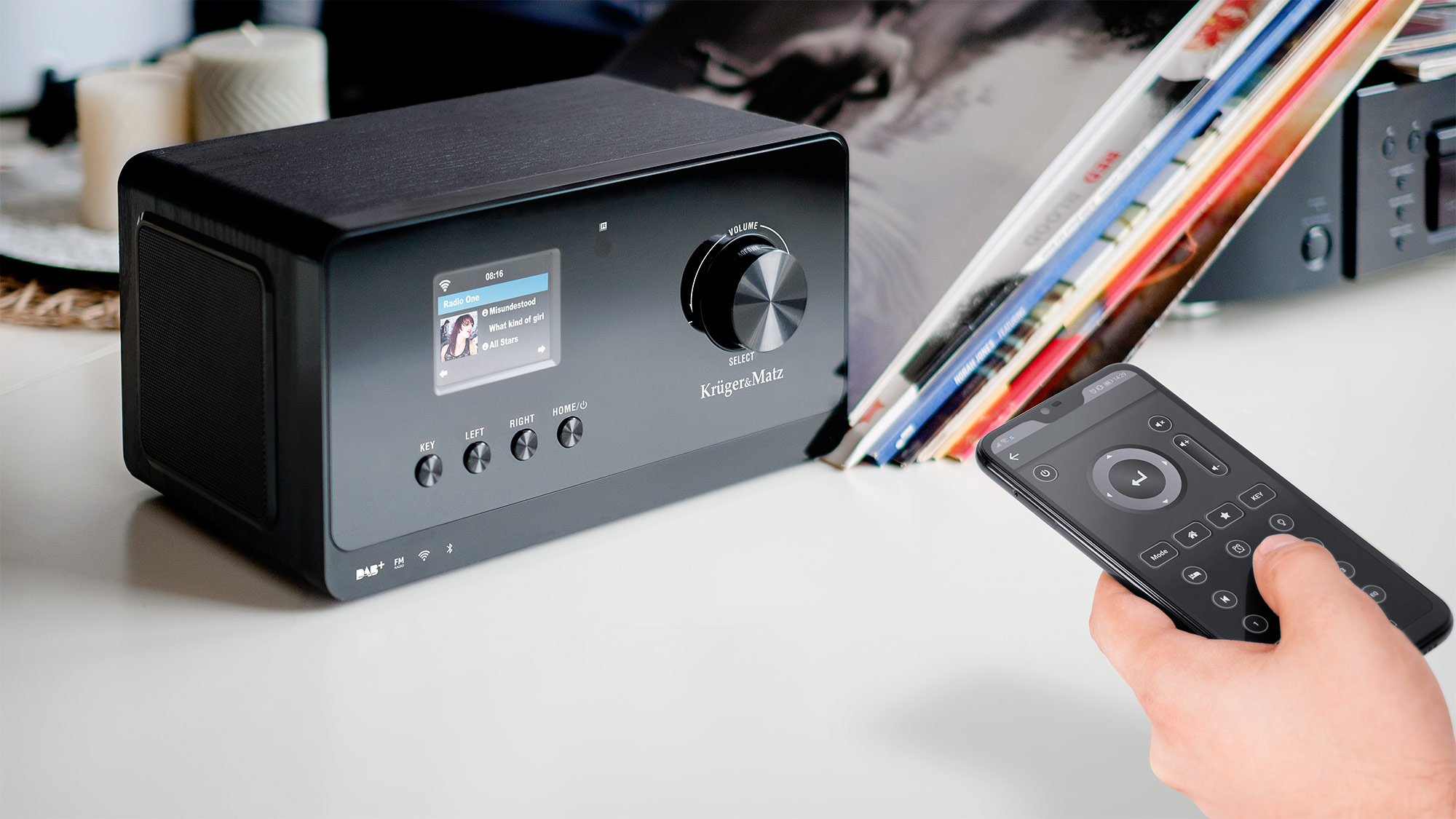 Aplicatia AirMusic Control Poti folosi telecomanda pentru a controla functiile radio-ului sau sa downloadezi aplicatia dedicata AirMusic Control disponibila in App Store sau Google Play. Cu ajutorul ei poti opera cu usurinta meniul dispozitivului, poti pune poza aplicatiei pe ecranul de start al telefonului, poti inregistra mesaje vocale si multe alte optiuni.