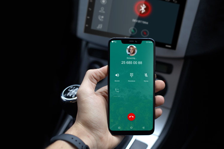 Fara interferente Radio-ul auto Kruger&Matz 2006 are un microfon incorporat si un microfon extern suplimentar. Foloseste functia Bluetooth pentru preluarea apelurilor si pentru a efectua apeluri atunci cand conduci. Confort si siguranta intr-un singur produs.